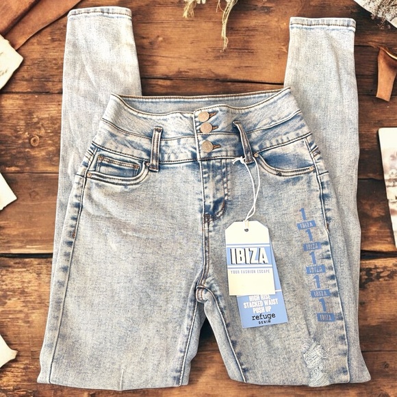 Refuge High Rise Light Blue Jeans - Picture 2 of 13